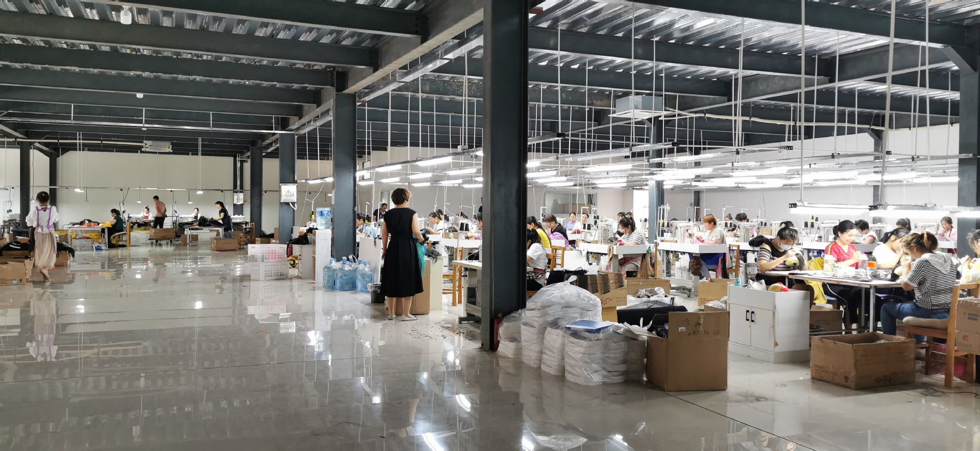 的河北美乐尔发制品车间内,工人正在制作准备出口的